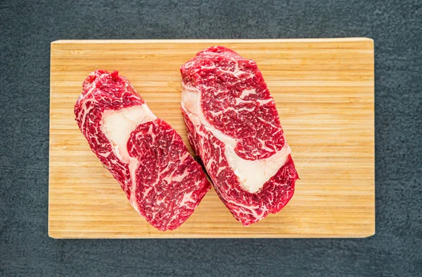 テーブルの上の大きな生肉ステーキ クローズアップ — ストック写真