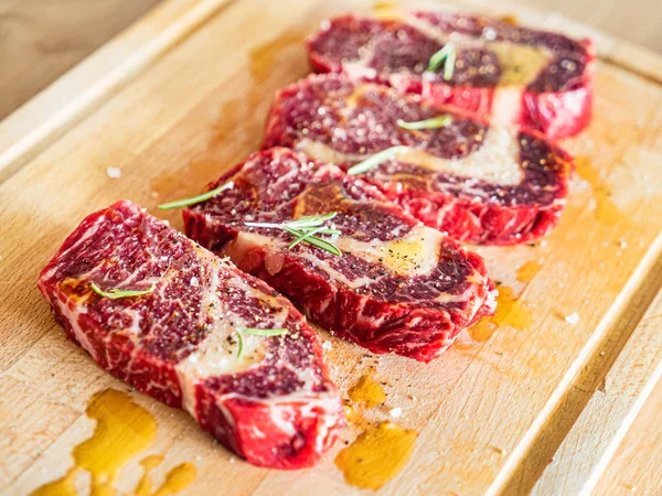 Grandi Bistecche Carne Cruda Tavola Vicino — Foto Stock