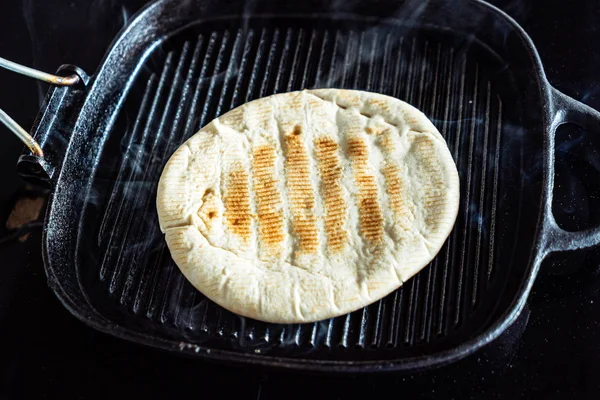 フライパンにピタパンを焼き クローズアップ — ストック写真