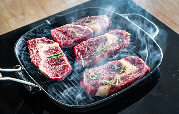 Gegrilde Steaks Pan Close — Stockfoto