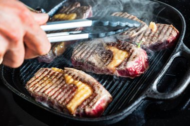 Tavada ızgara biftek.