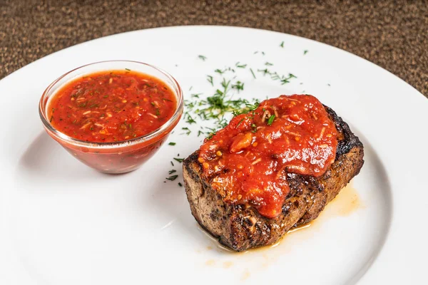 Bistecca Con Salsa Pomodoro Piatto Bianco — Foto Stock