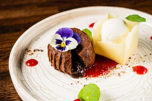 Schokoladenkuchen Mit Eis Nahaufnahme — Stockfoto