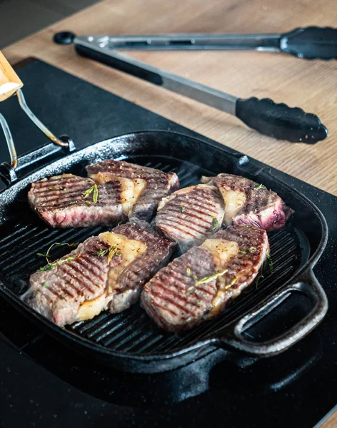 Gegrilde Steaks Pan Close — Stockfoto