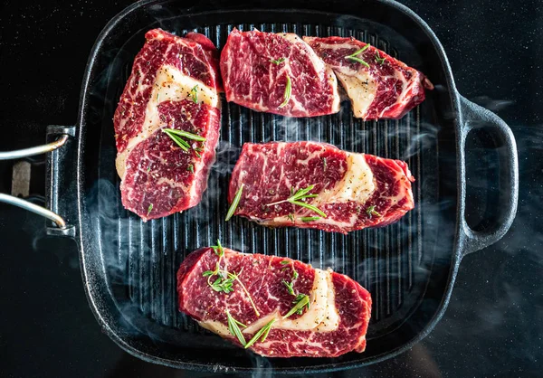 Gegrilde Steaks Pan Close — Stockfoto