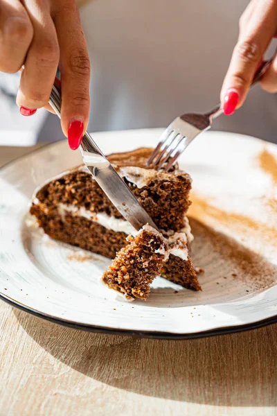 Mulher Comendo Bolo Cenoura Café — Fotografia de Stock