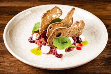 turp ve ekmek cipsi ile sığır tartar