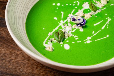 hindistan cevizi sütü ile brokoli krema çorbası