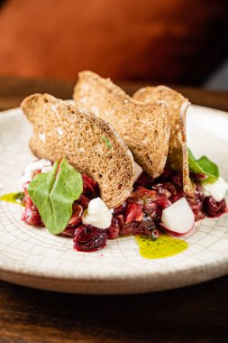 turp ve ekmek cipsi ile sığır tartar