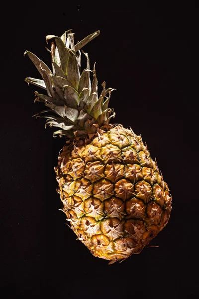 黑色背景上的新鲜菠萝 — 图库照片