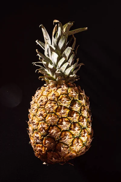 Verse Ananas Zwarte Achtergrond — Stockfoto