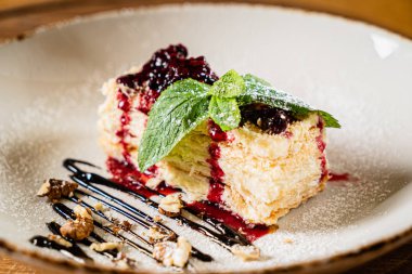 berry soslu napolyon kek, yakın