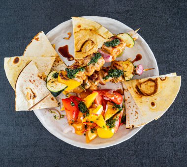 Sebzeli tavuk kebabı ve pide ekmeği