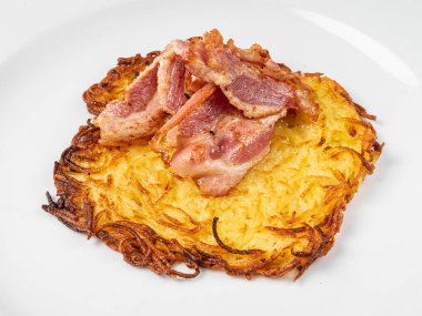 patates pancake beyaz plaka üzerinde, yakın yukarı