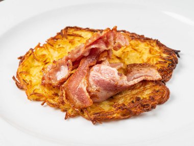 patates pancake beyaz plaka üzerinde, yakın yukarı