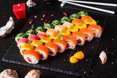 Siyah arkaplanda suşi var.