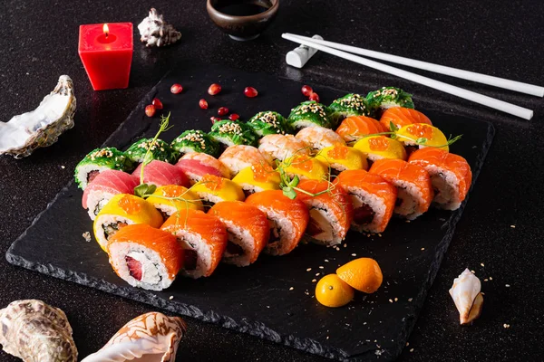 Siyah arkaplanda suşi var.