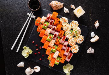 Siyah arkaplanda suşi var.