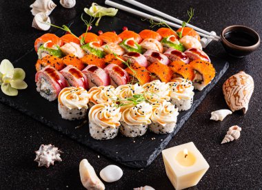 Siyah arkaplanda suşi var.