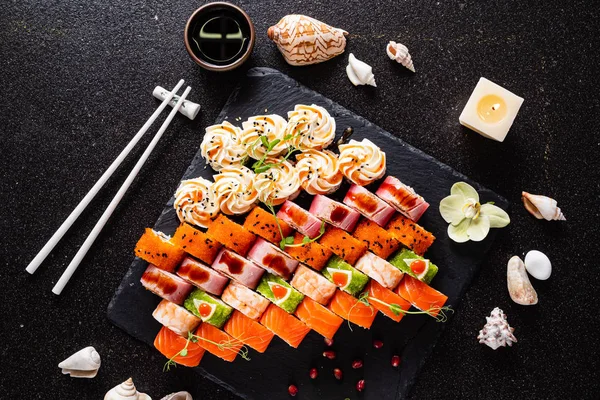 Sushi Impostato Sullo Sfondo Nero — Foto Stock
