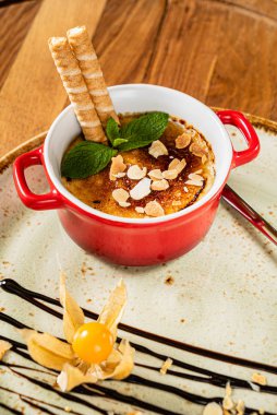 waffle ve physalis ile karamel tatlı