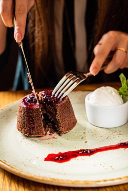 berry soslu lav kek, yakın