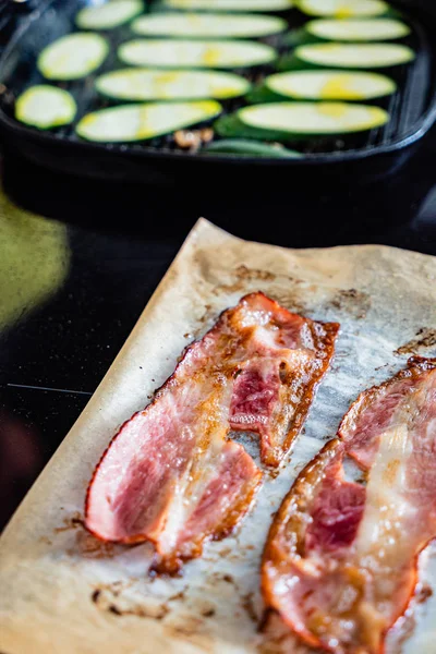 Gebratener Speck Auf Dem Pergament Nahaufnahme — Stockfoto