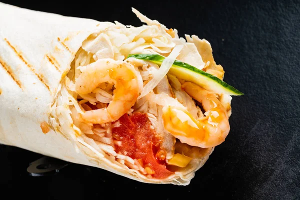 Fajita Wrap Sandwich Zwarte Achtergrond — Stockfoto