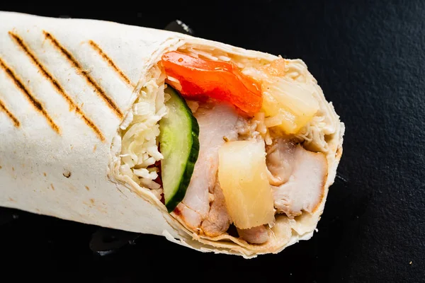 Fajita Wrap Sandwich Zwarte Achtergrond — Stockfoto