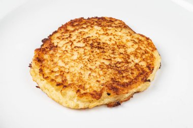 patates pancake beyaz plaka üzerinde, yakın yukarı