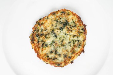 patates pancake beyaz plaka üzerinde, yakın yukarı