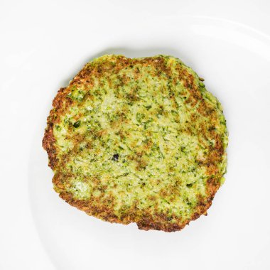 patates pancake beyaz plaka üzerinde, yakın yukarı