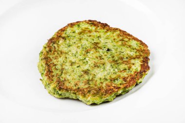 patates pancake beyaz plaka üzerinde, yakın yukarı
