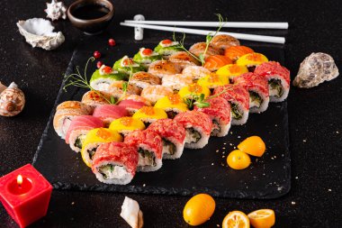 Siyah arkaplanda suşi var.