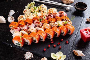 siyah arka planda set lezzetli suşi