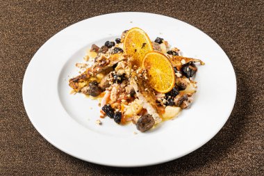 Beyaz plaka üzerinde kavrulmuş sebze ile tavuk