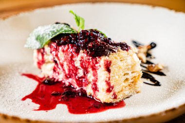 Berry sos ile lezzetli Napoleon kek