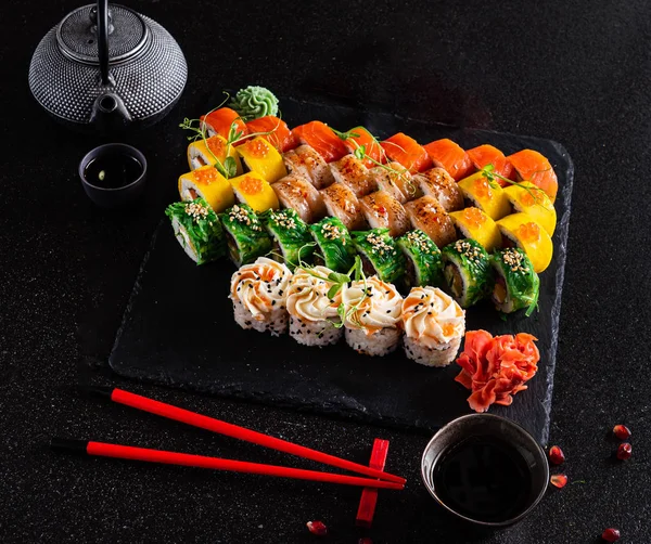 Delicioso Sushi Fondo Negro —  Fotos de Stock