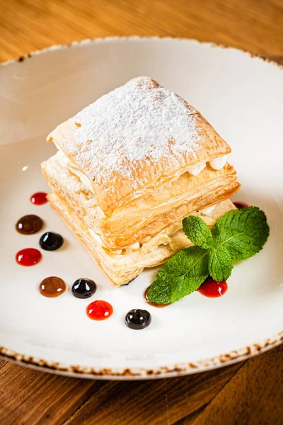 Kue Kue Puff Lezat Dengan Krim Vanili — Stok Foto