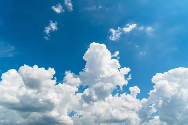 Blauwe Lucht Achtergrond Met Wolken — Stockfoto