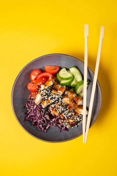 黄色の背景に新鮮な野菜とウナギ — ストック写真