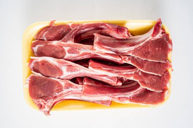 beyaz arka planda koyun kaburga, yakın