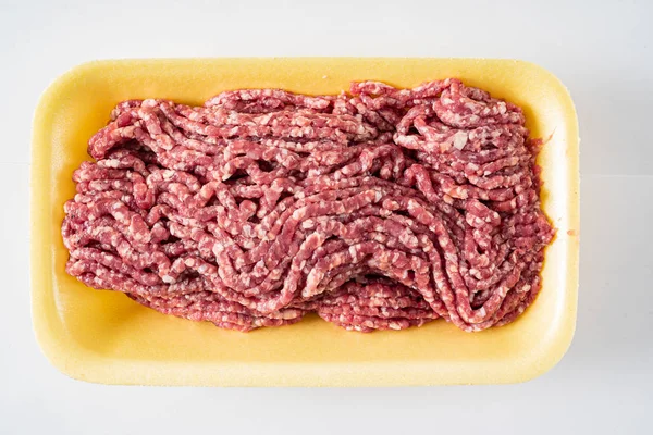 Gehakt Vlees Witte Achtergrond Close — Stockfoto
