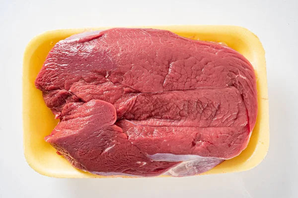 Rundvlees Witte Achtergrond Close — Stockfoto