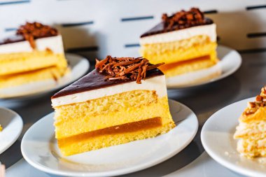 çikolata ve reçel ile mango kek