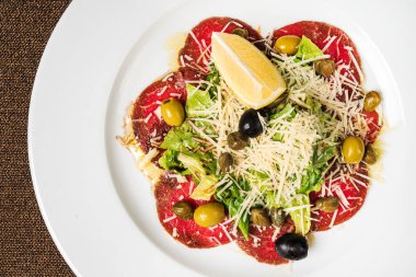 parmesan ve limon ile sığır carpaccio, yakın