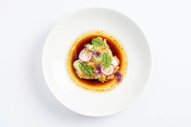 sebze ve otlar ile kavrulmuş somon