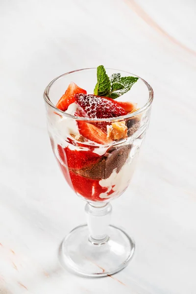 Sommar Dessert Med Jordgubbar Och Choklad Närbild — Stockfoto