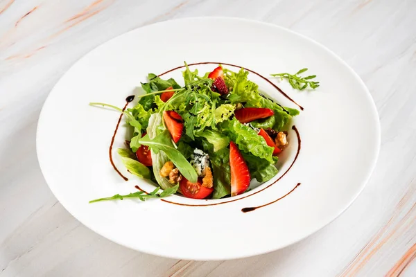 Healthy Salad Strawberriesa Arugula — Stock Photo, Image