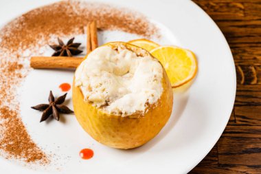 baharatlı kavrulmuş elma. Yakın çekim